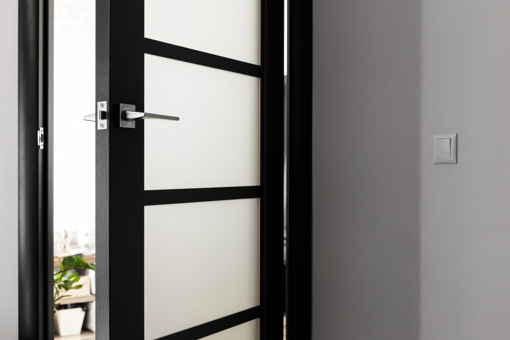 drzwi drewniane Kraków Okna aluminiowe są popularnym wyborem w budownictwie ze względu na swoją wytrzymałość, odporność na warunki atmosferyczne oraz nowoczesny wygląd.